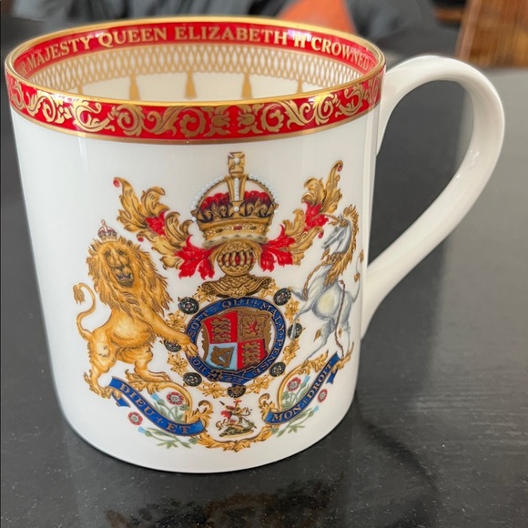 English bone China mug Queen Elizabeth royal collection
